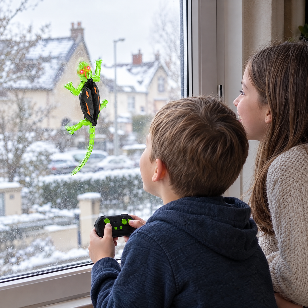 Gustave grimpe sur une vitre devant deux enfants