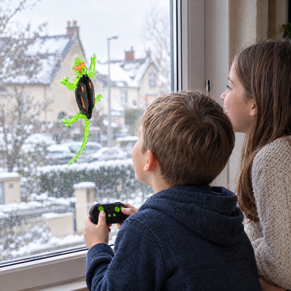 Gustave grimpe sur une vitre devant deux enfants