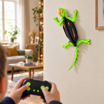 Gustave, le gecko télécommandé, accroché à un mur du salon